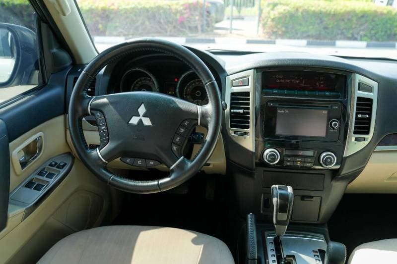 2017 Mitsubishi Pajero GLS MIDLINE thumbnail 6