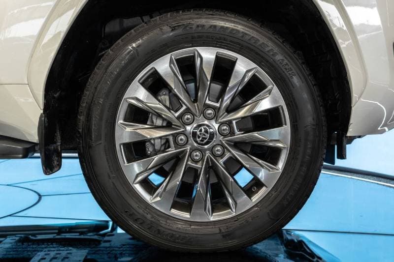 2024 Toyota Land Cruiser GXR thumbnail 4