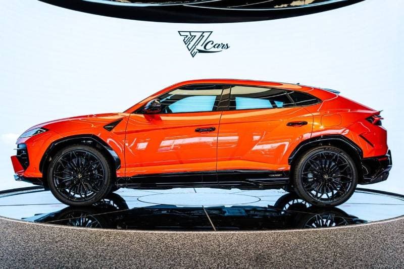 2026 Lamborghini Urus SE thumbnail 6