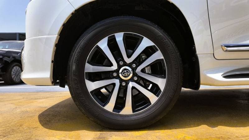 2019 Toyota Land Cruiser GXR thumbnail 4