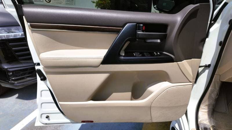 2019 Toyota Land Cruiser GXR thumbnail 6