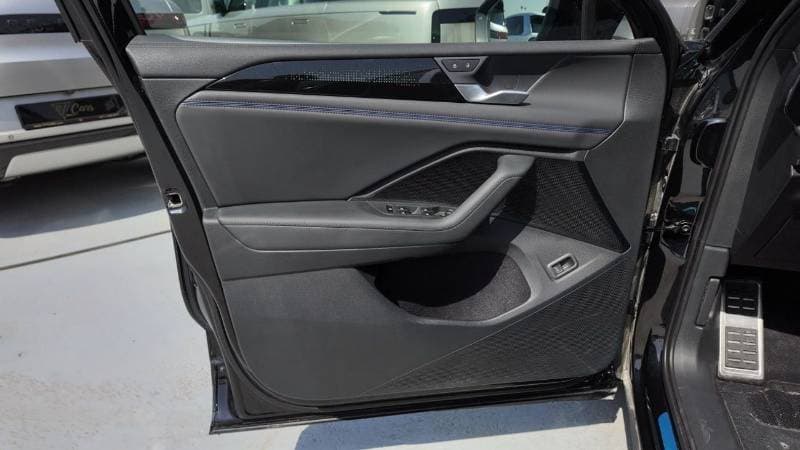 2025 Volkswagen Tiguan thumbnail 8