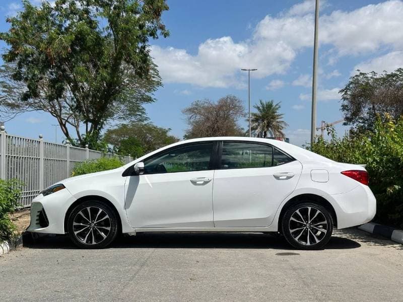 2017 Toyota Corolla thumbnail 5