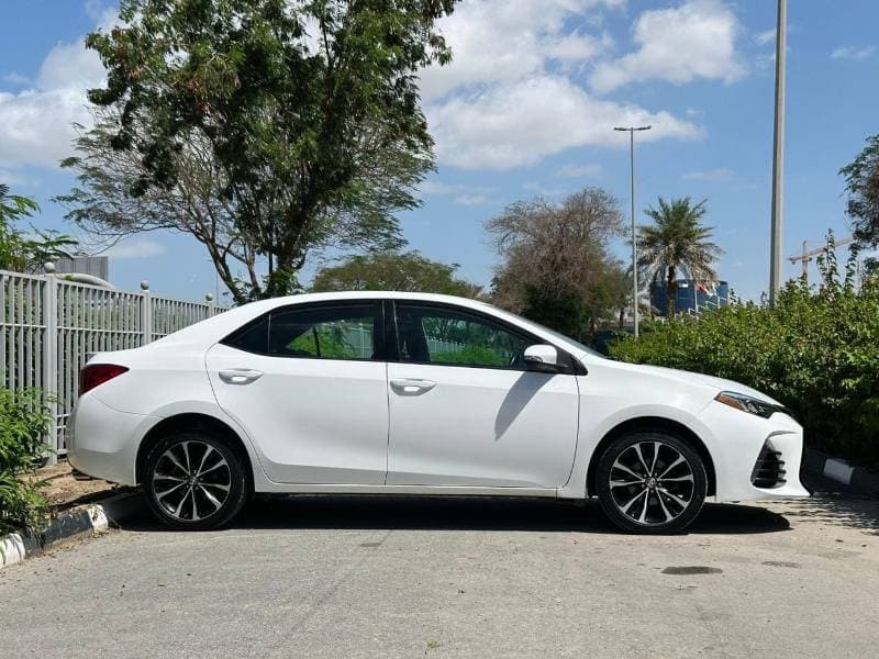 2017 Toyota Corolla thumbnail 4