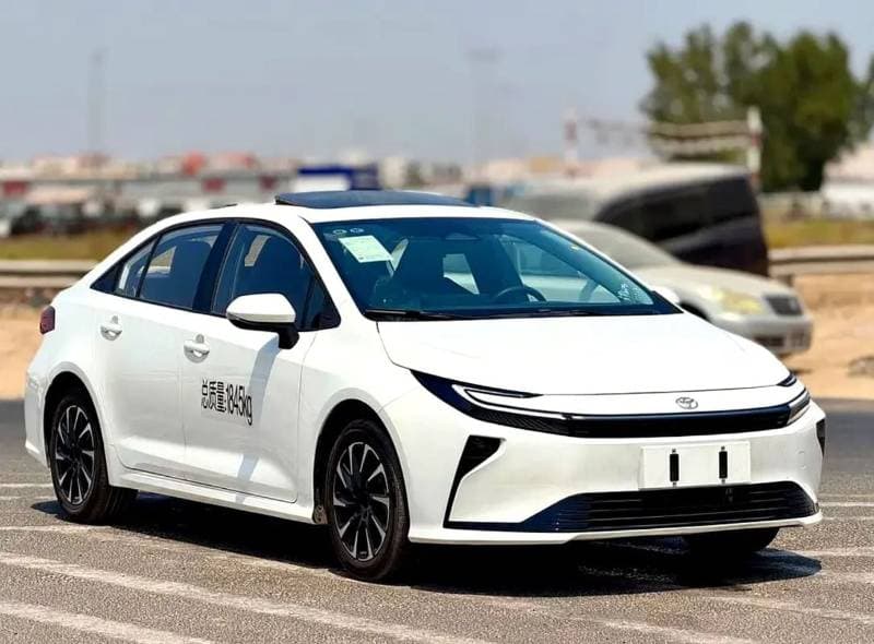 2026 Toyota Corolla XLI HEV thumbnail 2
