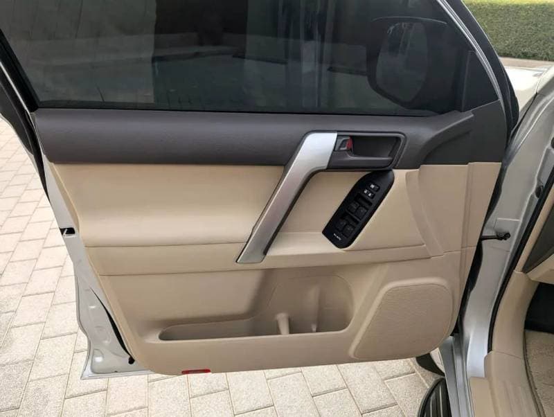 2022 Toyota Prado TX L thumbnail 6