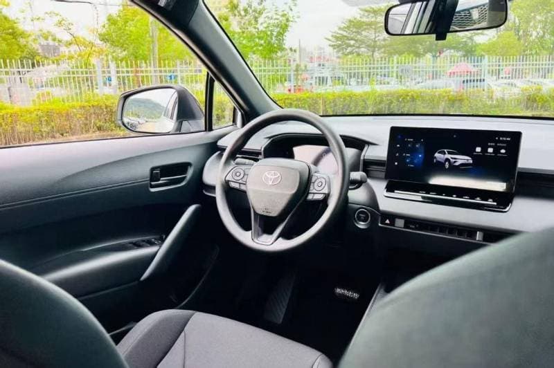2025 Toyota Corolla Cross STANDARD thumbnail 6