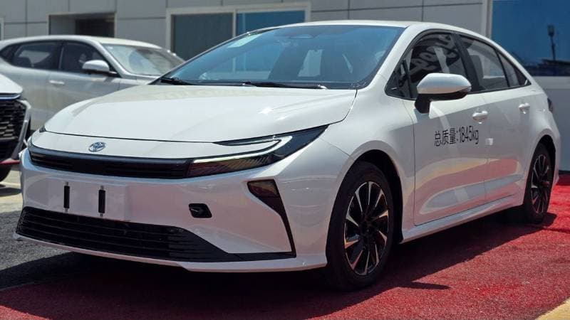 2026 Toyota Corolla XLI HEV thumbnail 3