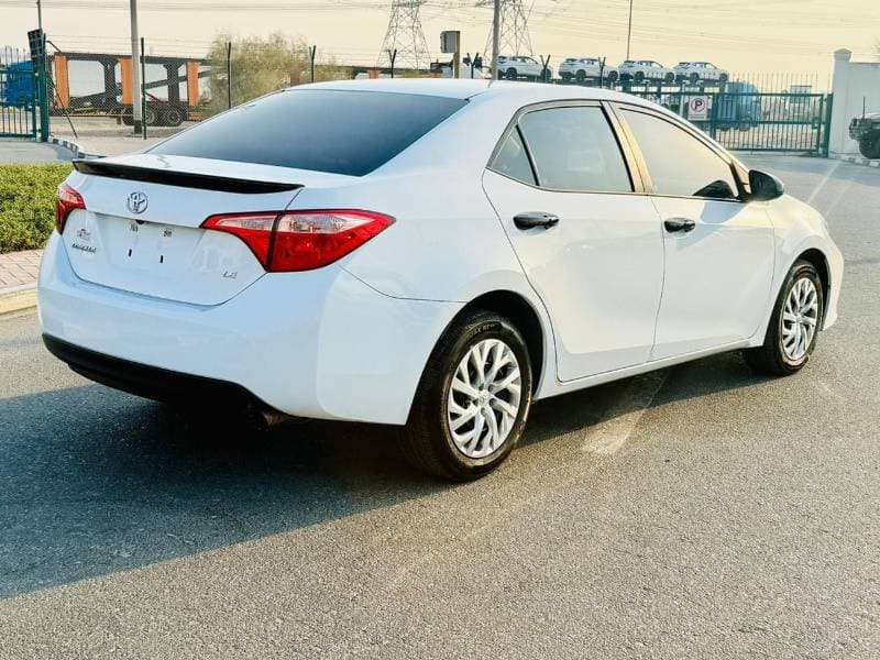 2017 Toyota Corolla SE thumbnail 2