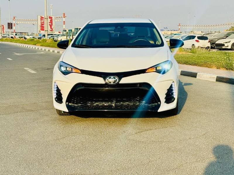 2017 Toyota Corolla SE thumbnail 4