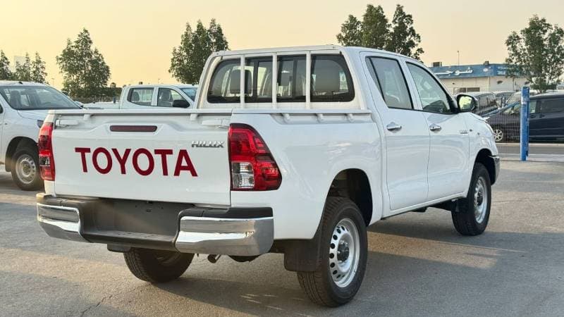2026 Toyota Hilux DLX thumbnail 8