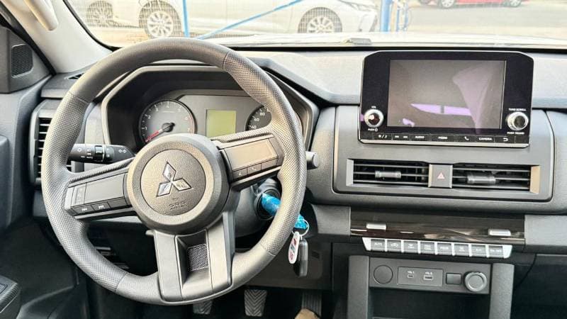 2027 Mitsubishi L200 GLS PLUS , 4WD, 5 SPEED MT, DC , 2.4 L , PICK UP thumbnail 7
