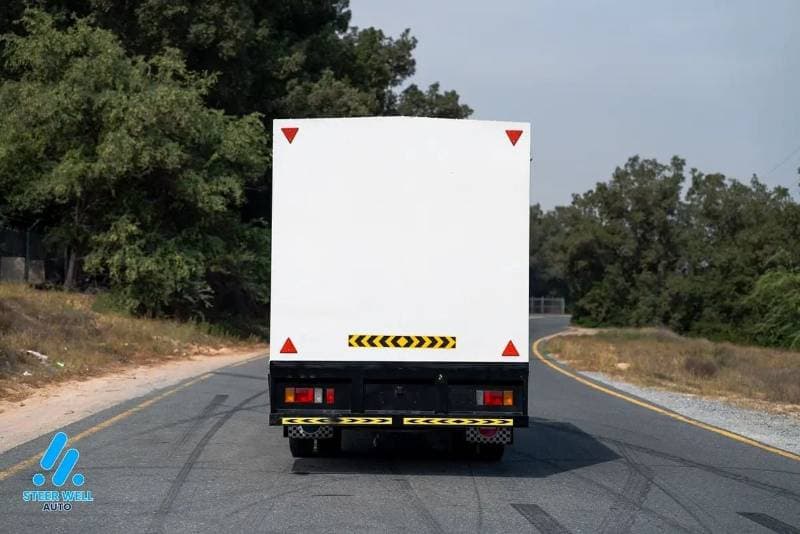 2020 Isuzu NPR 85 thumbnail 7