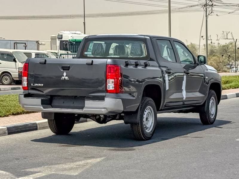 2027 Mitsubishi L200 thumbnail 4