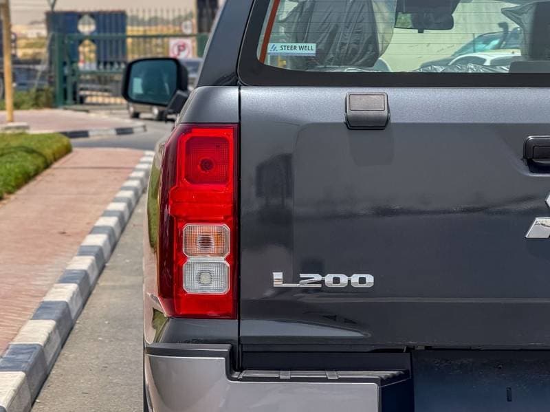 2027 Mitsubishi L200 thumbnail 7