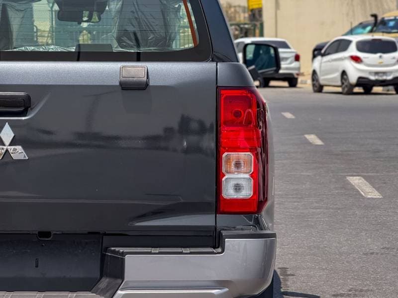 2027 Mitsubishi L200 thumbnail 8