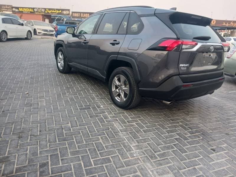 2023 Toyota RAV4 XLE thumbnail 3