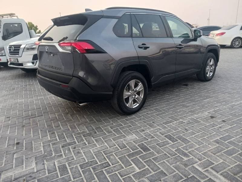 2023 Toyota RAV4 XLE thumbnail 4