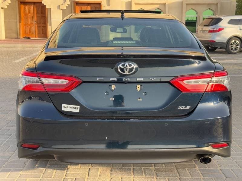 2018 Toyota Camry XLE thumbnail 5