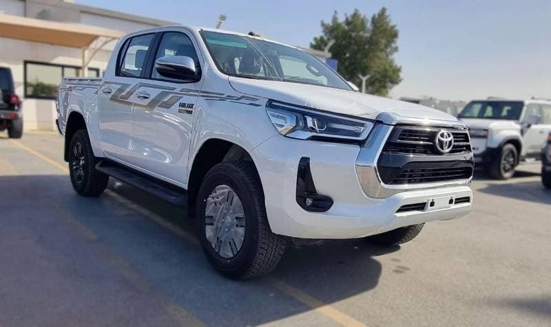 2026 Toyota Hilux SR5 thumbnail 2