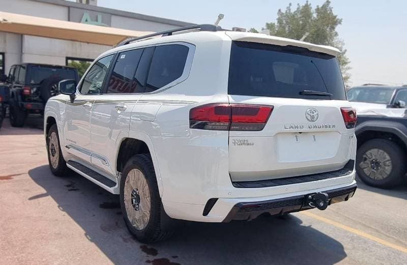 2026 Toyota Land Cruiser VXR thumbnail 3