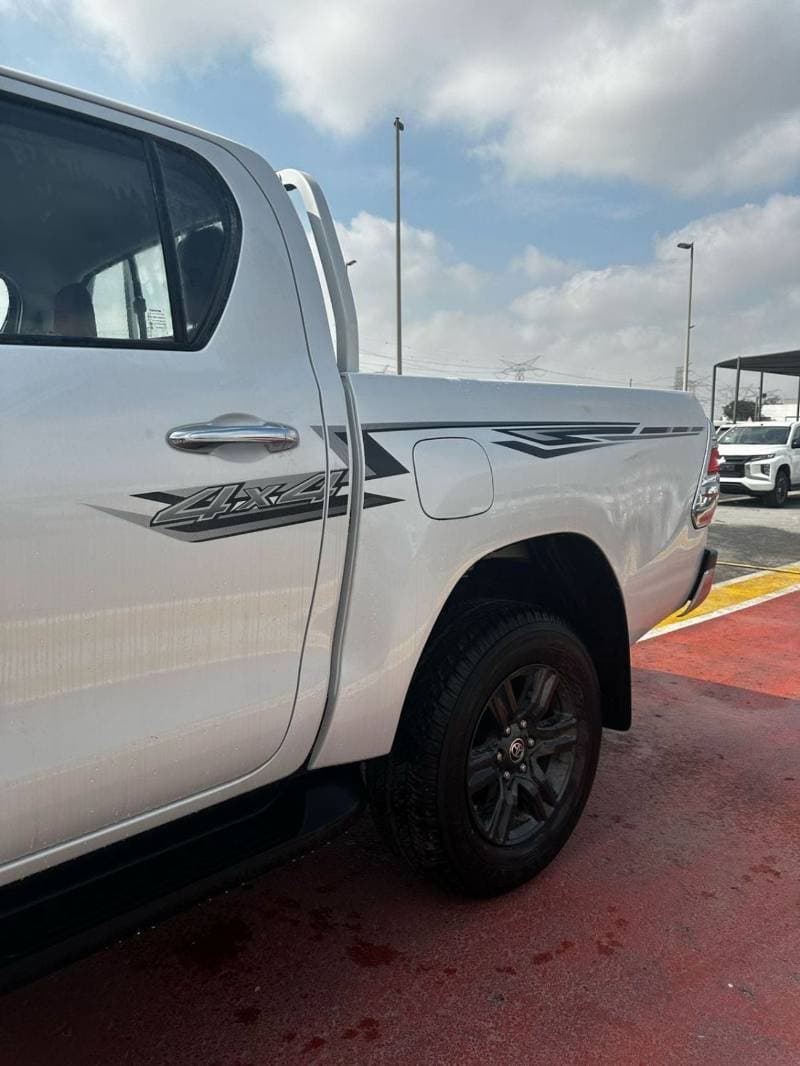 2026 Toyota Hilux SGLX thumbnail 4
