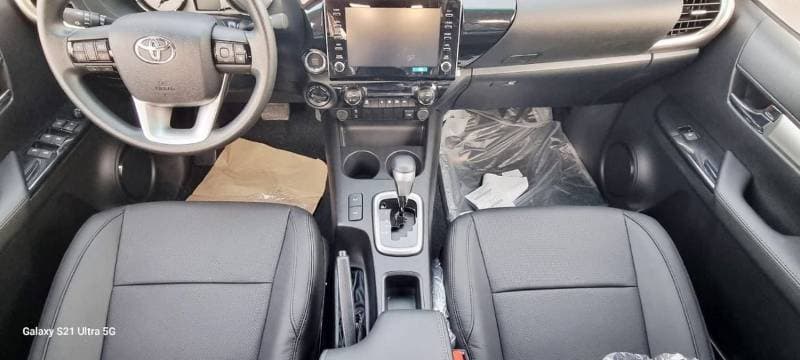 2025 Toyota Hilux SGLX thumbnail 6