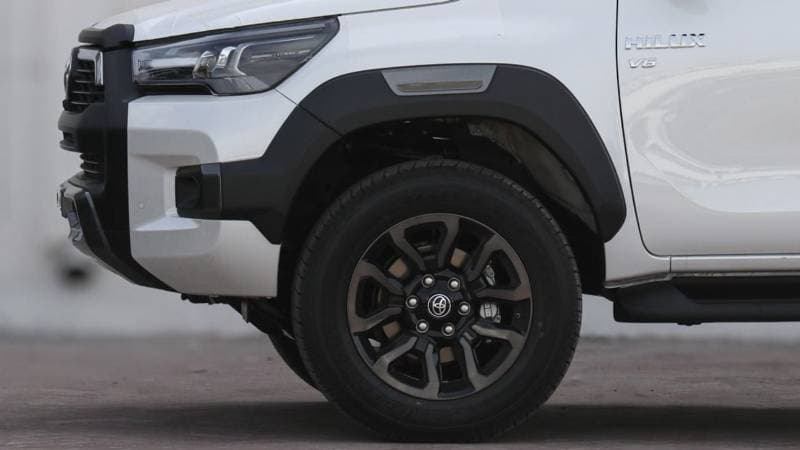 2026 Toyota Hilux ADVENTURE thumbnail 3