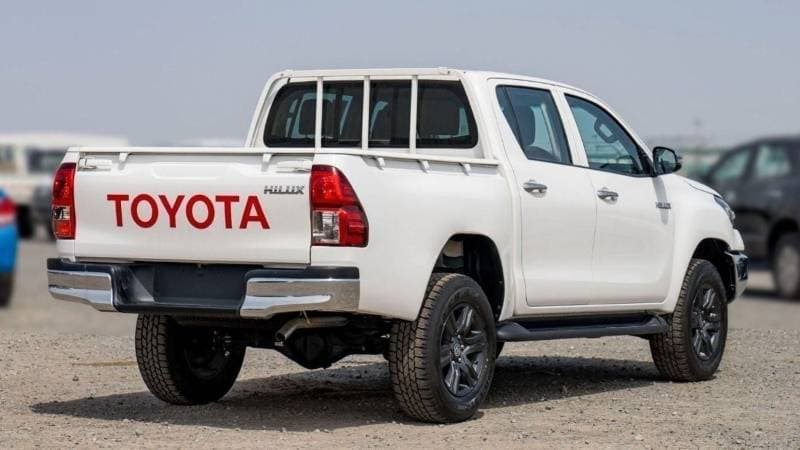 2025 Toyota Hilux GLX thumbnail 4