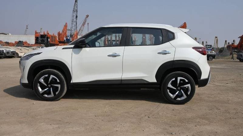2025 Nissan Magnite SV thumbnail 7