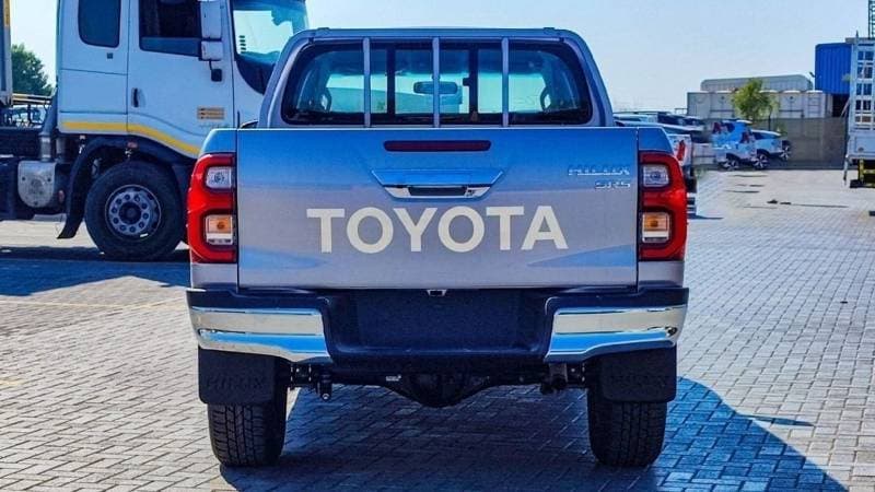 2024 Toyota Hilux SGLX thumbnail 6