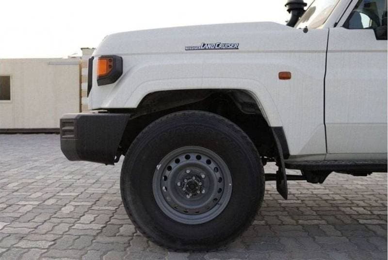 2024 Toyota Land Cruiser Pick Up thumbnail 5