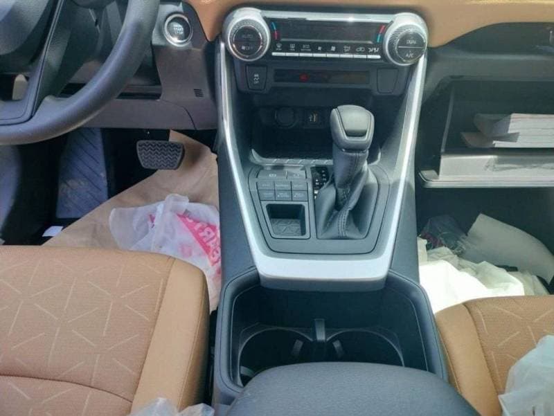 2023 Toyota RAV4 XLE thumbnail 7