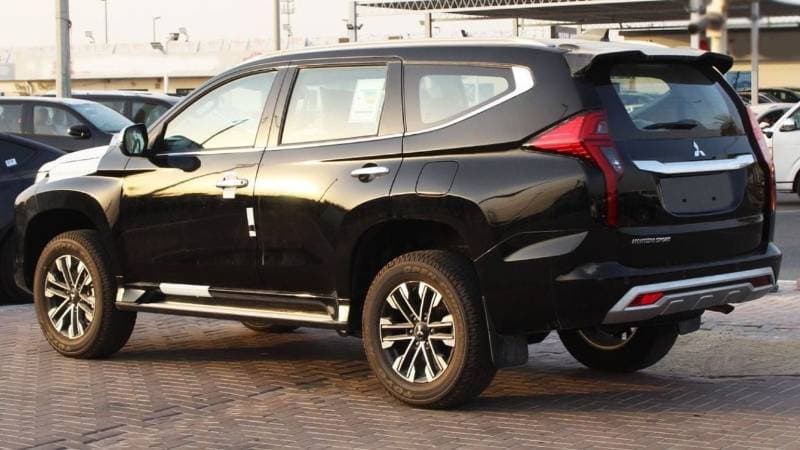 2023 Mitsubishi Montero thumbnail 3