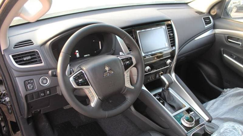 2023 Mitsubishi Montero thumbnail 6