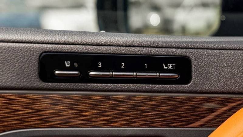 2024 Lexus LX600 VIP thumbnail 8