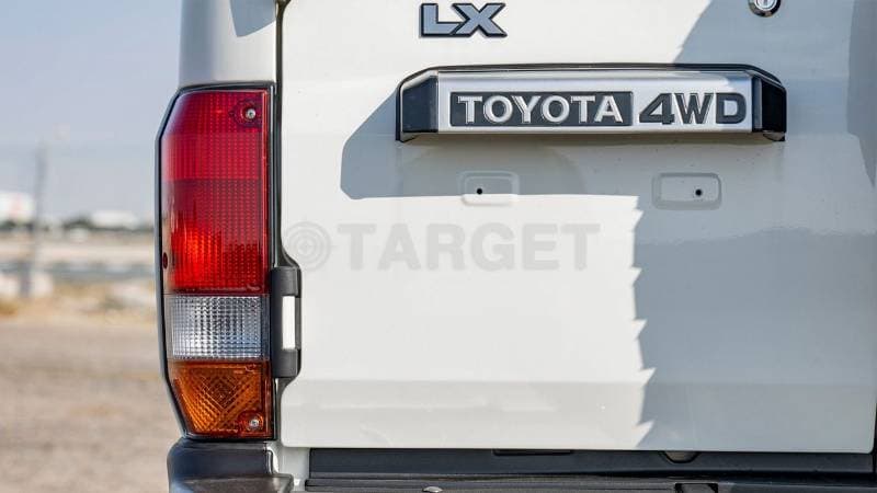 2025 Toyota Land Cruiser 70 thumbnail 8