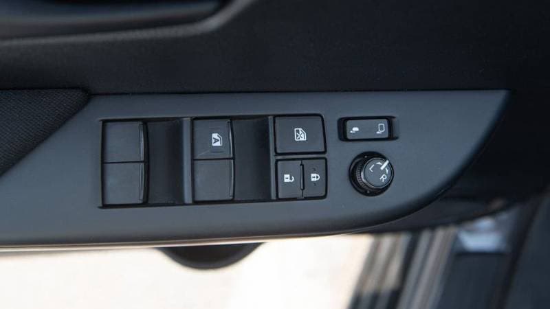 2026 Toyota Hilux DLX thumbnail 8