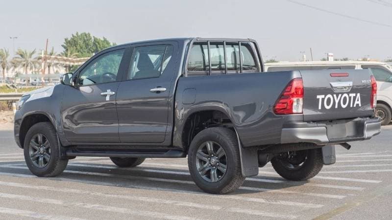 2026 Toyota Hilux DLX thumbnail 4