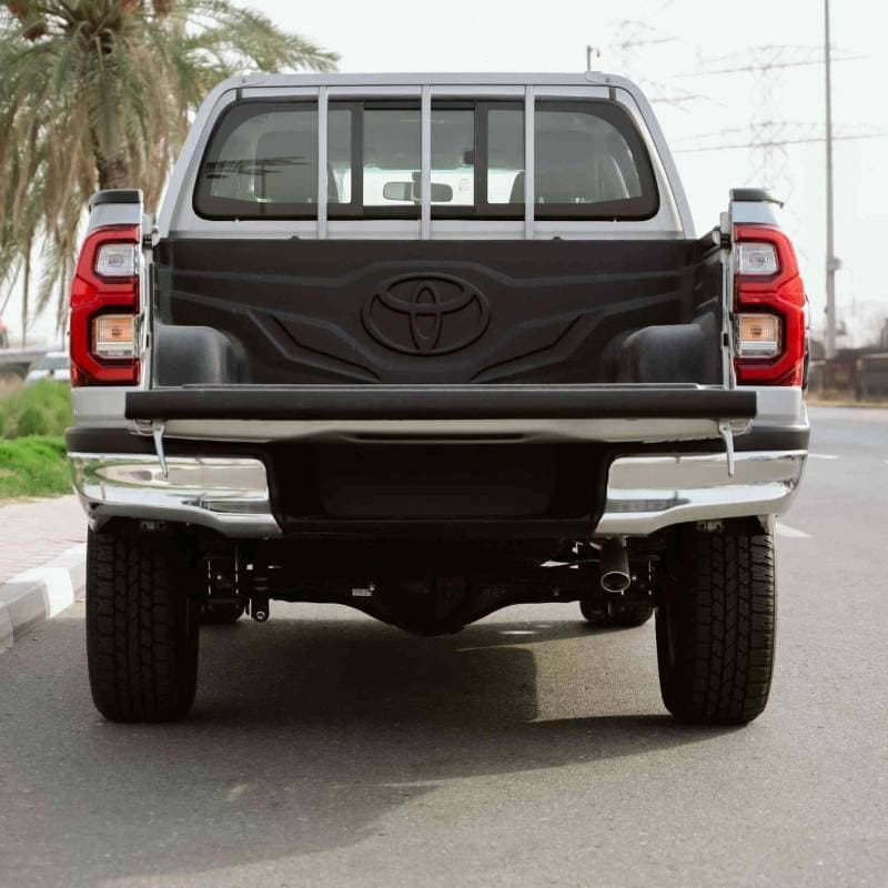 2025 Toyota Hilux SGLX thumbnail 4