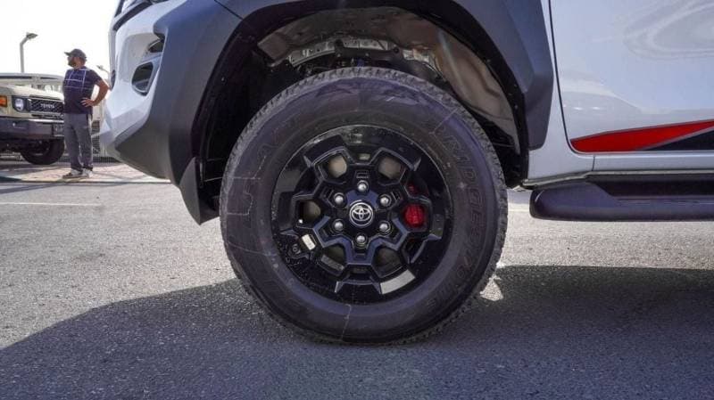 2025 Toyota Hilux GR SPORT thumbnail 8