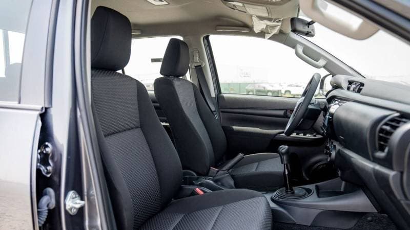 2025 Toyota Hilux GL thumbnail 8