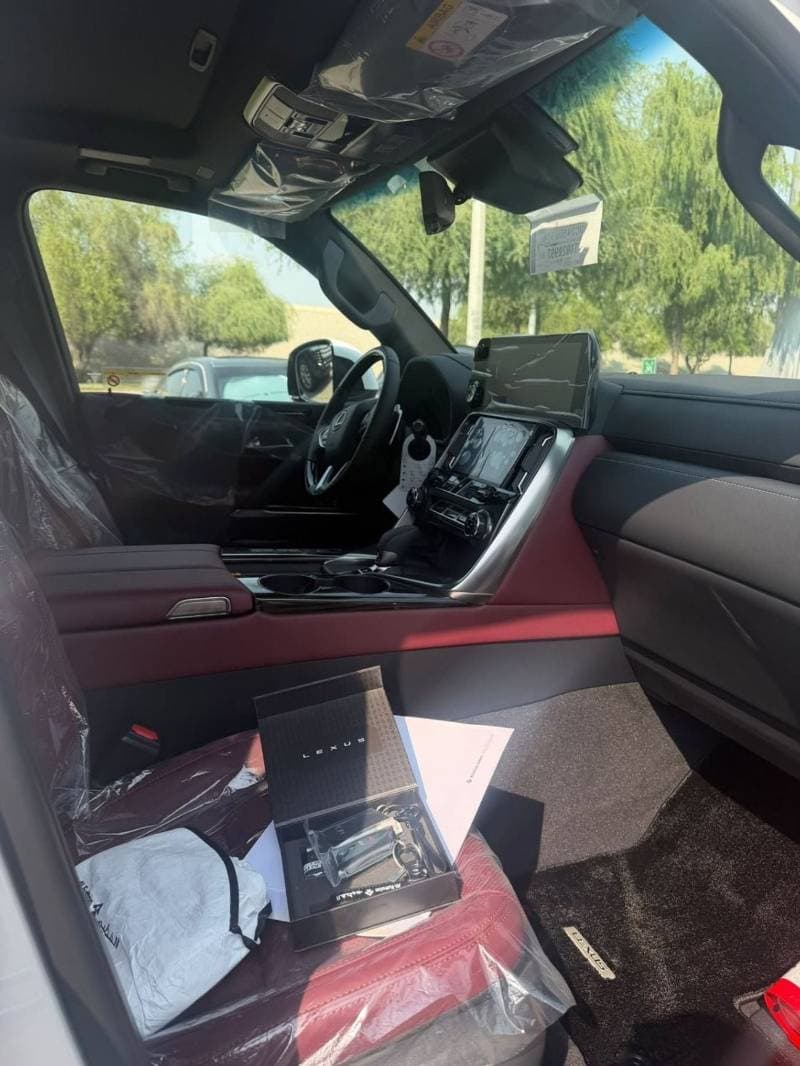 2026 Lexus LX700h SIGNATURE thumbnail 4