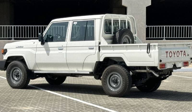 2024 Toyota Land Cruiser Pick Up thumbnail 4