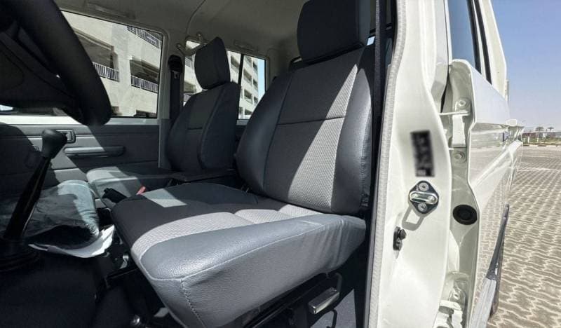2024 Toyota Land Cruiser Pick Up thumbnail 8
