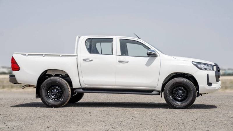 2024 Toyota Hilux DLX thumbnail 4