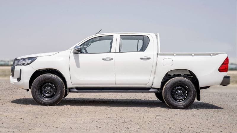 2024 Toyota Hilux DLX thumbnail 8