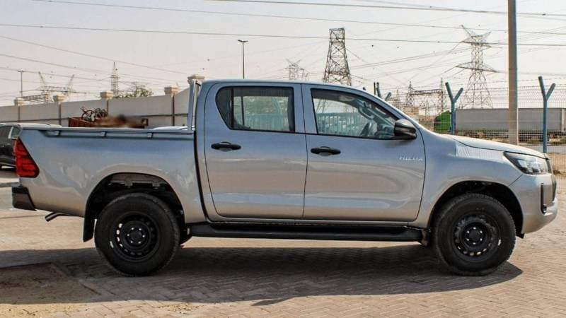 2024 Toyota Hilux DLX thumbnail 8