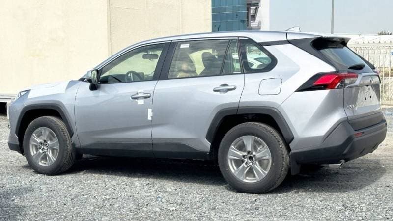 2024 Toyota RAV4 LE thumbnail 6