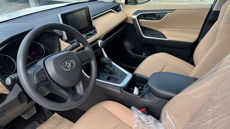 2024 Toyota RAV4 LE thumbnail 7